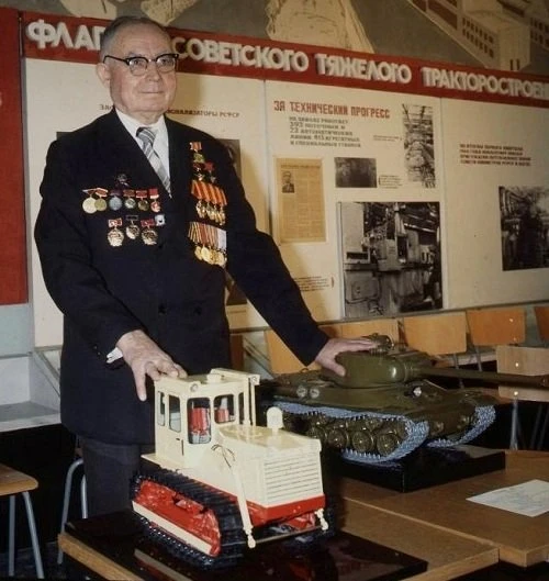Челябинский «Иван-дизель»  120 лет исполняется 18 января со дня рождения одного из создателей знамен