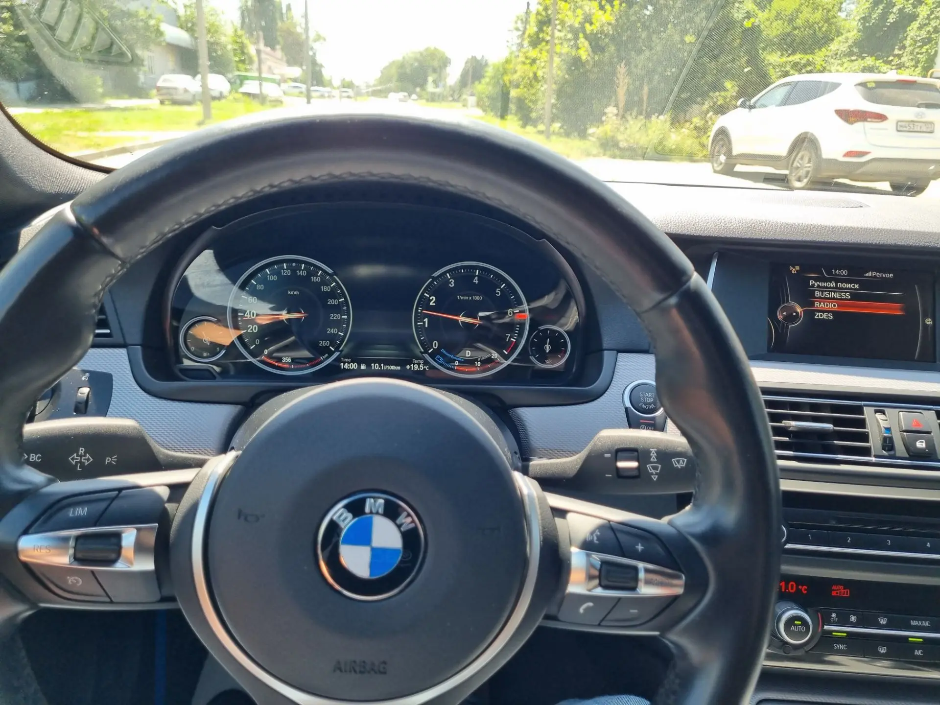 Продаю BMW 520i (184л.с.) в заводском М-салоне. Диллерская(куплена в середине 2017года ...