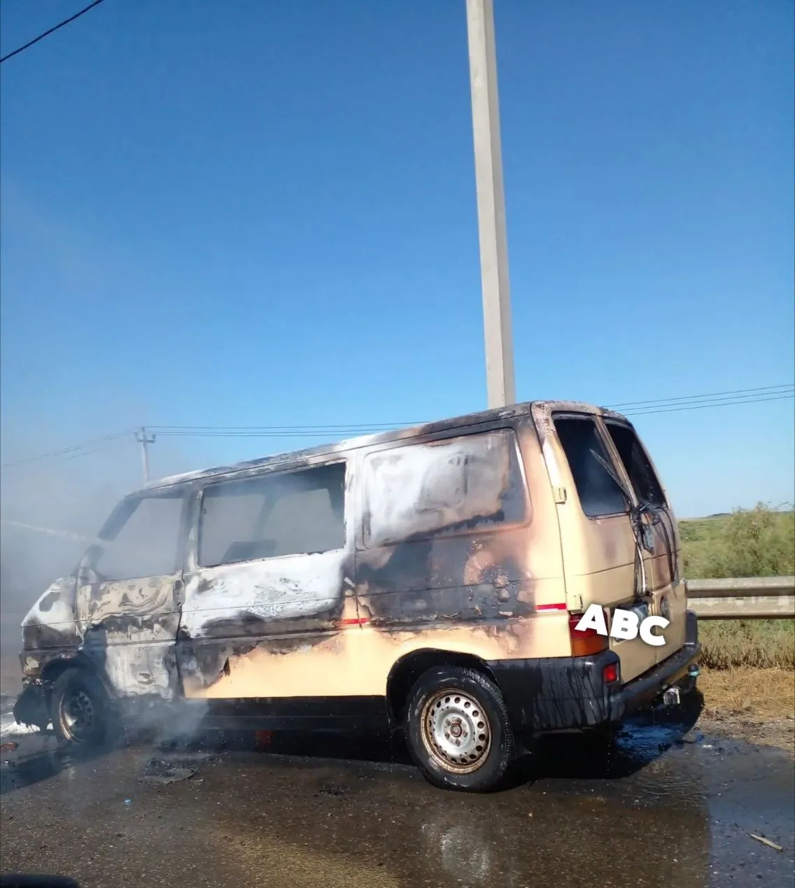 На спуске с моста через Таловую горел автомобиль, сообщают очевидцы. Пожарные на месте ЧП.