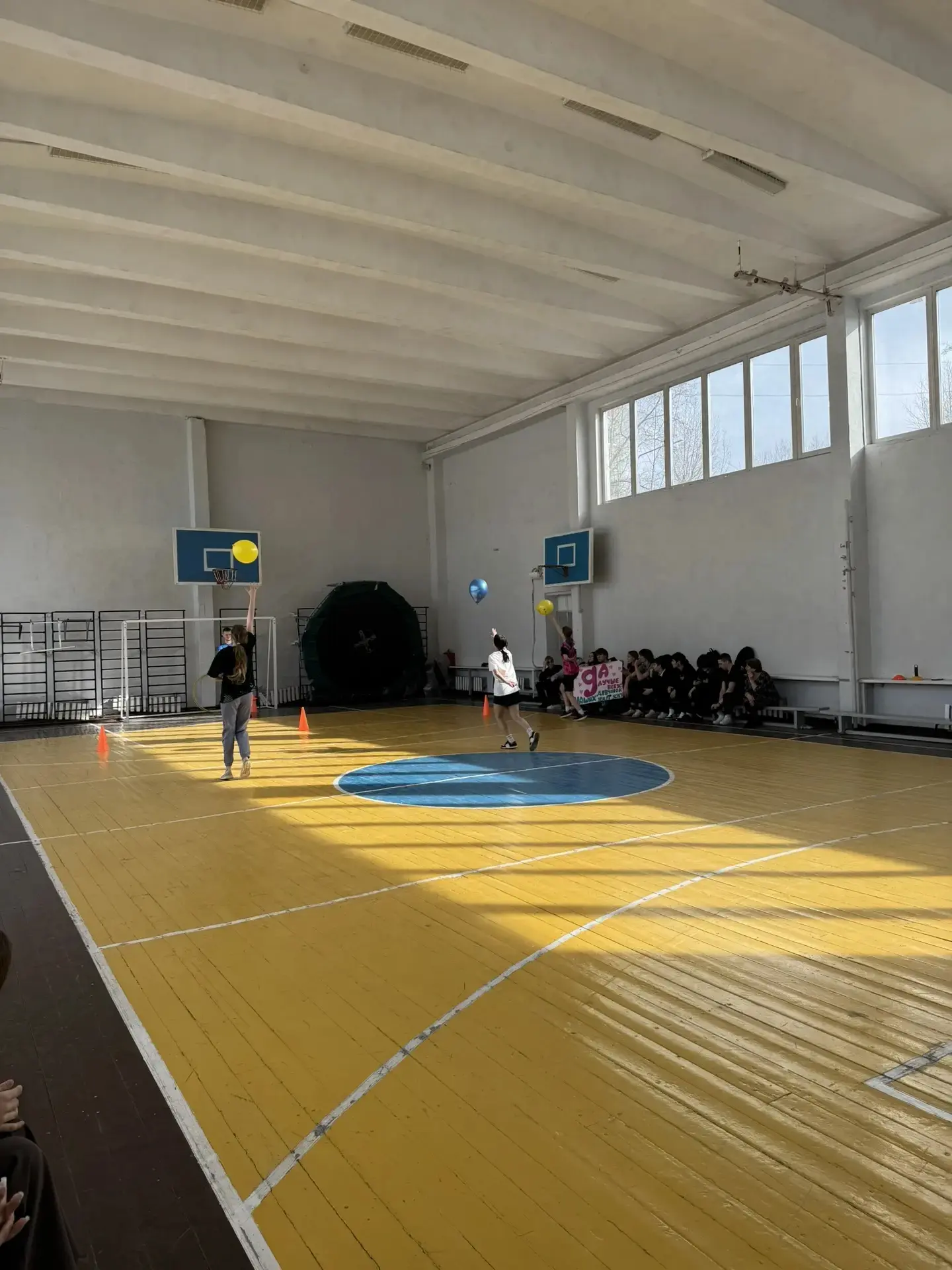 Девчонки в спорте: как прошли «Веселые старты» к 8 марта 🌷  В нашей школе прошли «Веселые старты», п