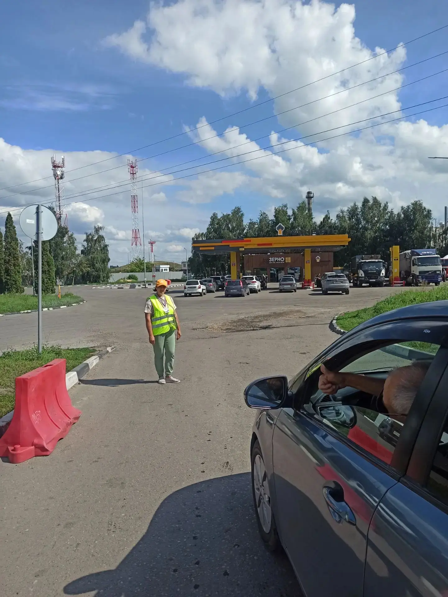 ⛽️🚗Сотрудники «Ромашки» продолжают оказывать помощь на АЗС «Роснефть» с. Косыревка

Наши волонтеры 