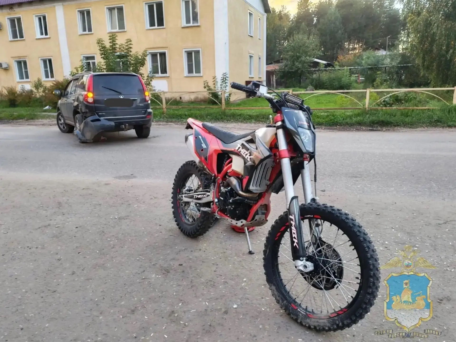 ПОДРОСТОК НА МОТОЦИКЛЕ ПОПАЛ ПОД ВНЕДОРОЖНИК В КОСТРОМСКОМ РАЙЦЕНТРЕ