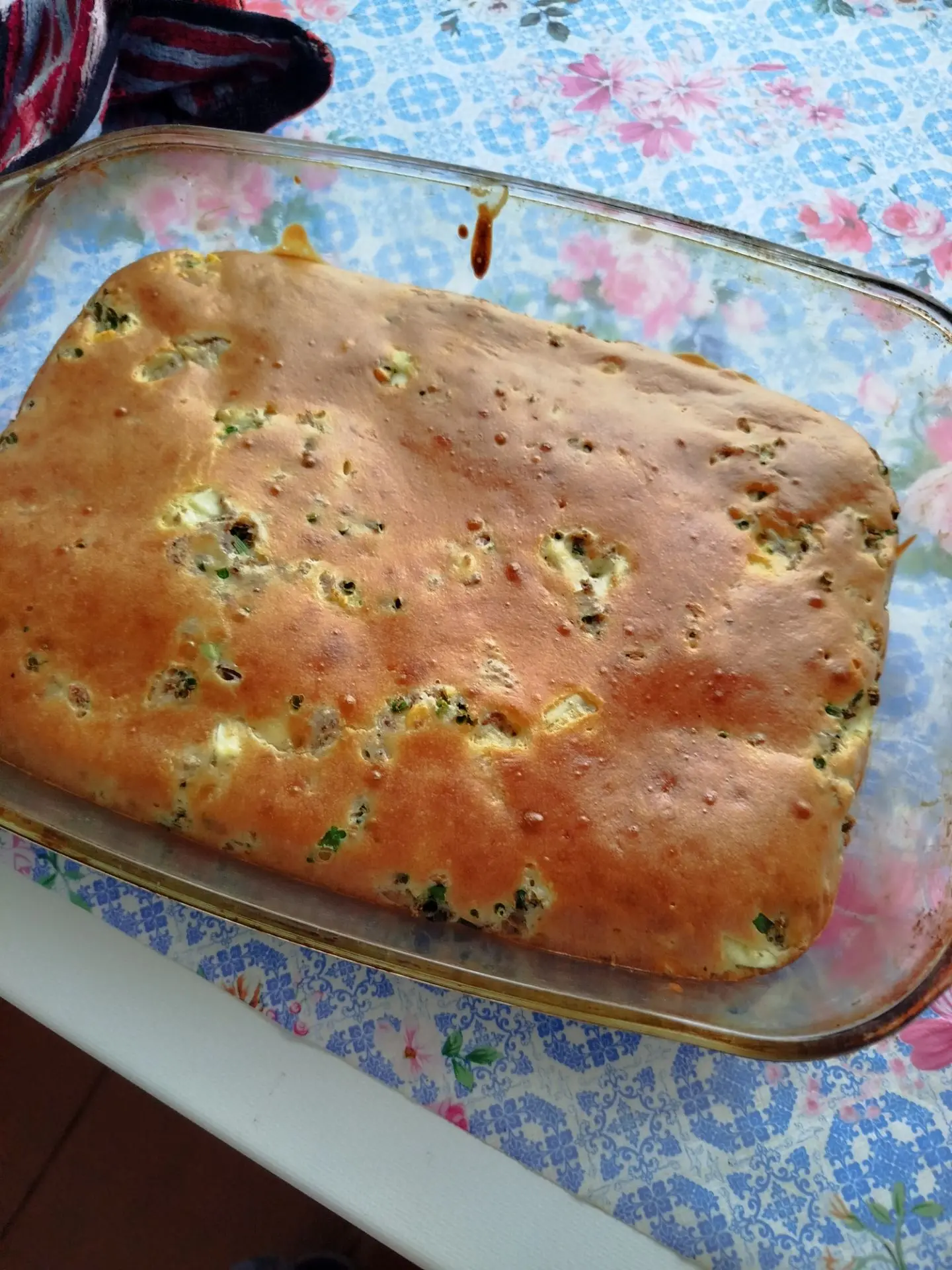 Испекла заливной пирог с начинкой из сайры, зеленушки и вареного яйца.