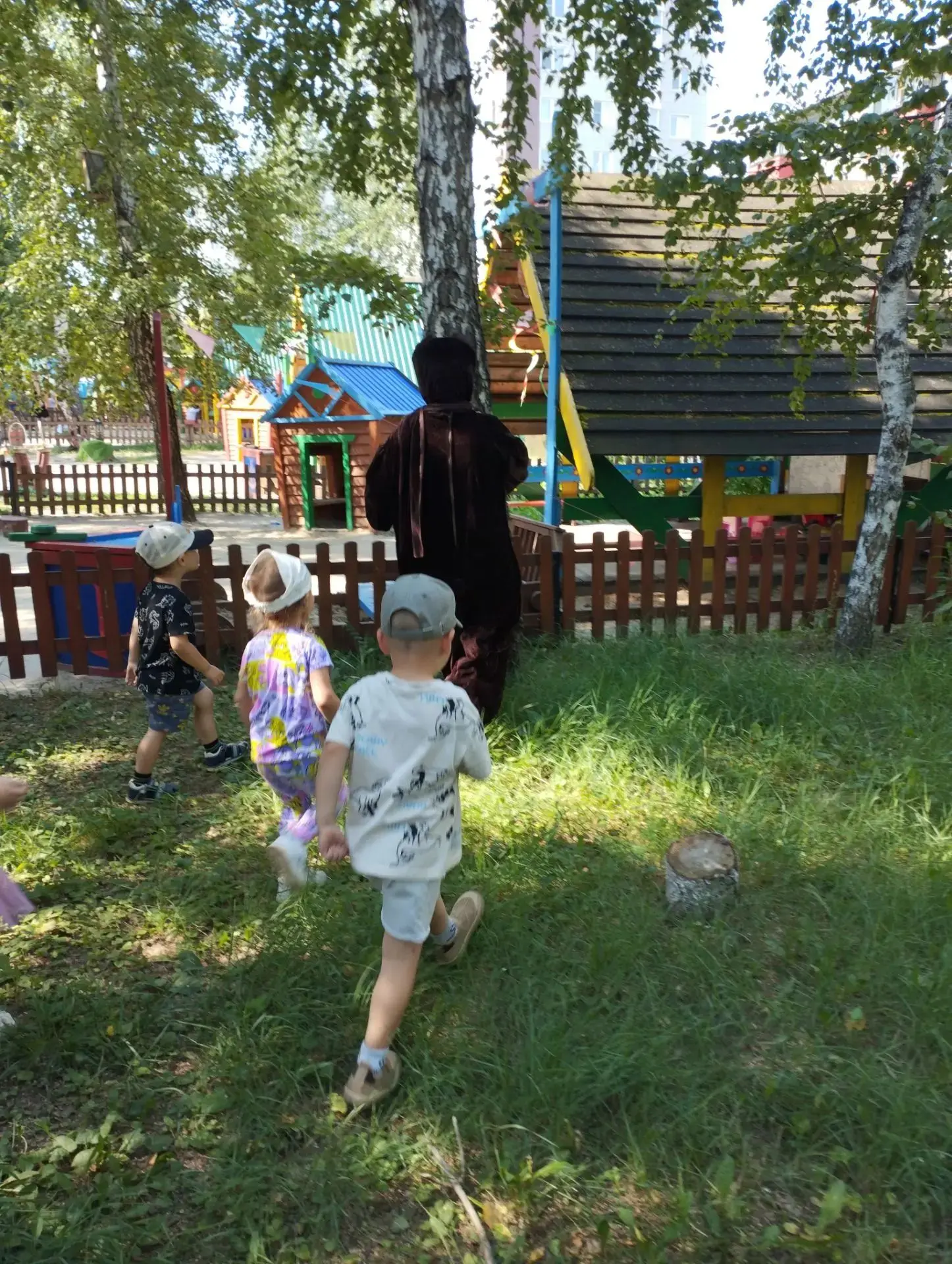 Сегодня дети 8 группы посетили уголок леса, где увидели сказочную избушку, в которой жи...