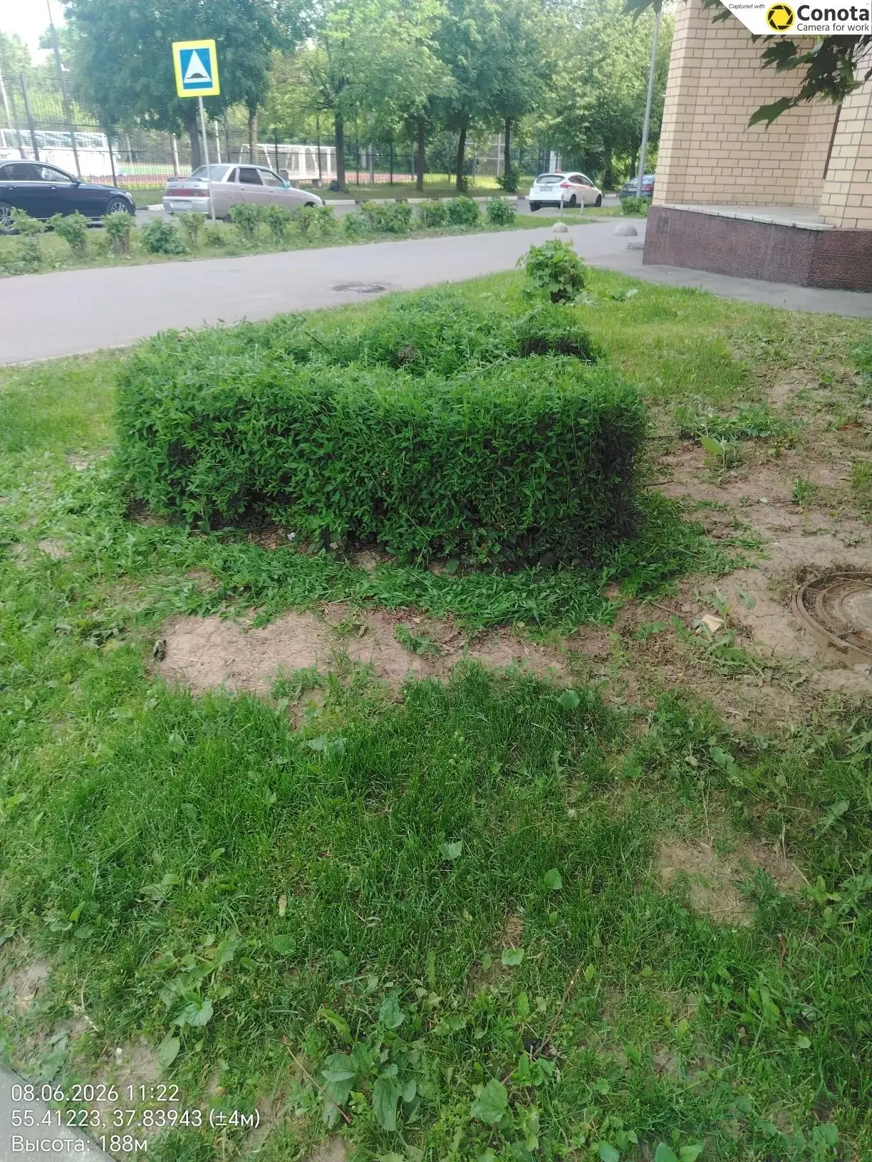 Наведен порядок на придомовой территории по адресу ул. Жуковского, 14/18. Основной зада...