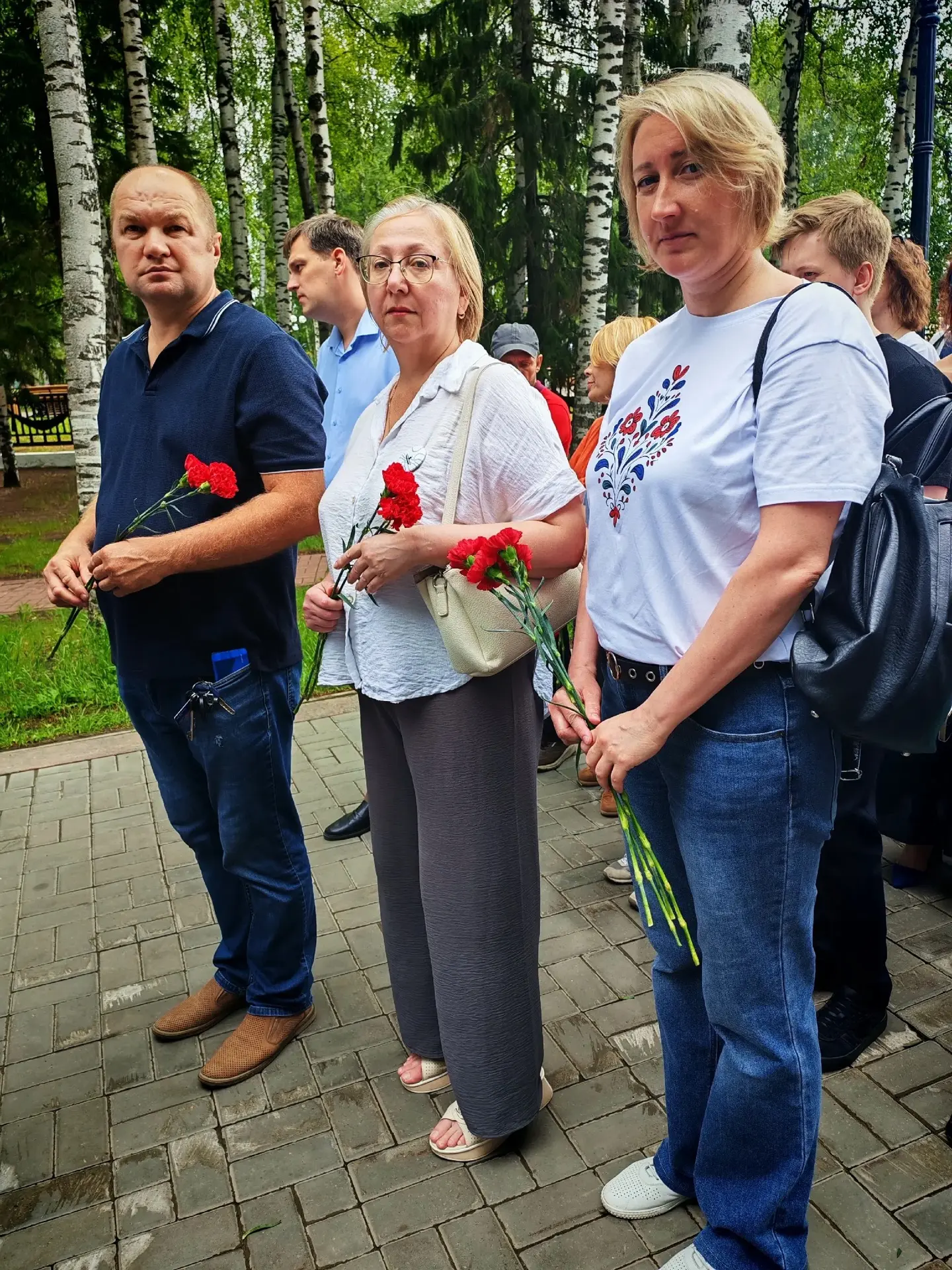 Вчера, в День памяти и скорби, в Ханты-Мансийске состоялось возложение цветов к Вечному огню в парке