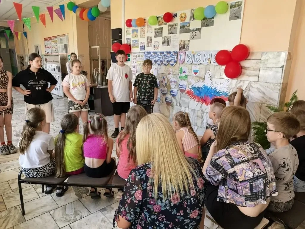 🇷🇺 Наш маленький шаг к большой истории!

В нашем пришкольном лагере с невероятным теплом и трепето