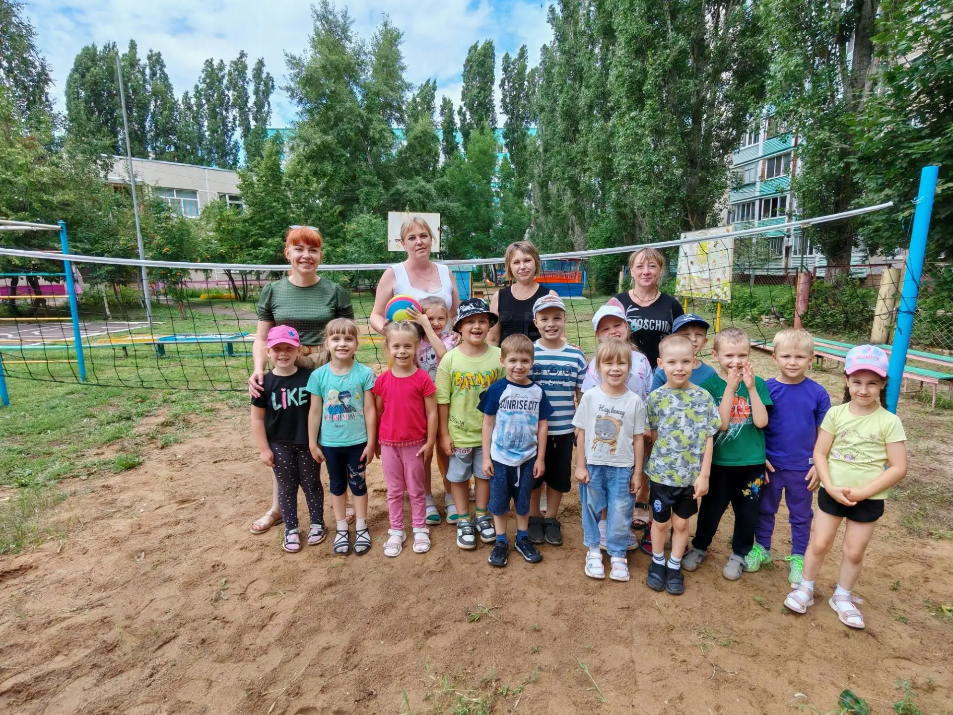 🏐 Битва поколений на площадке нашего детского сада!
Сегодня состоялся весёлый турнир по пионерболу,