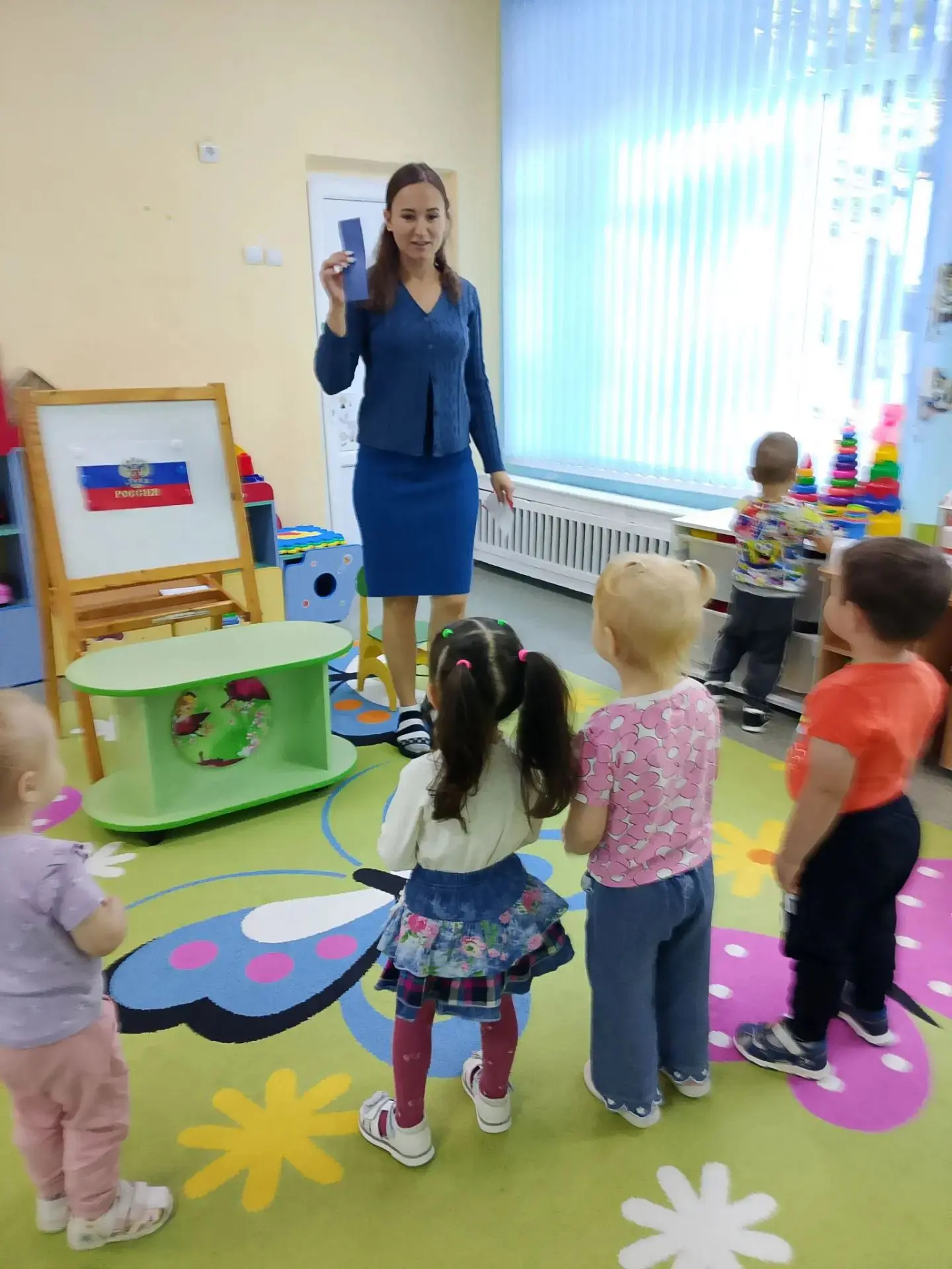 В преддверии Дня  Государственногофлага  Флага России в первой младшей группе "Солнышко...