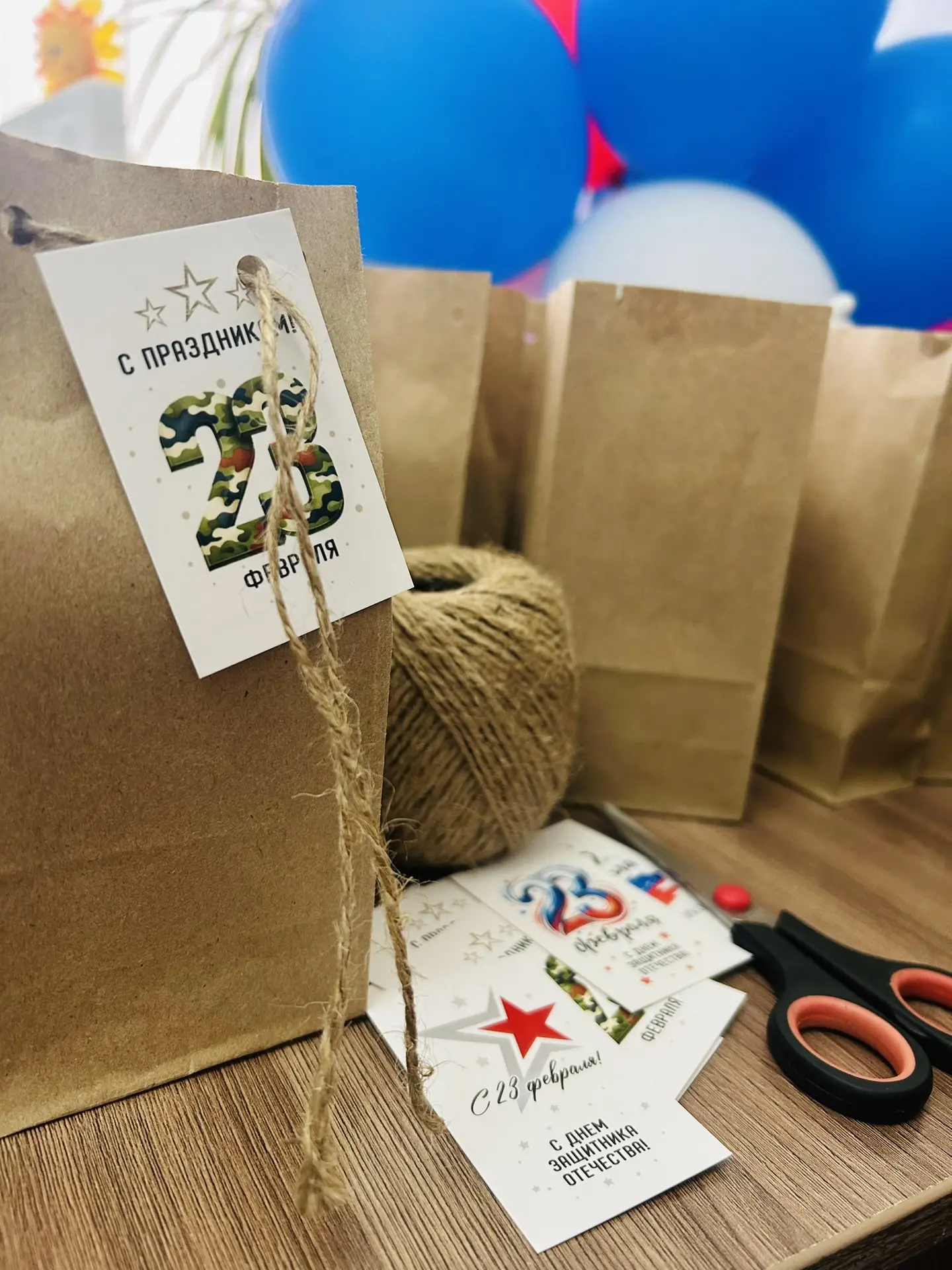 Подарки отцам-спортсменам 🎁   Активисты движениях первых нашего комплекса совместно с советником дир
