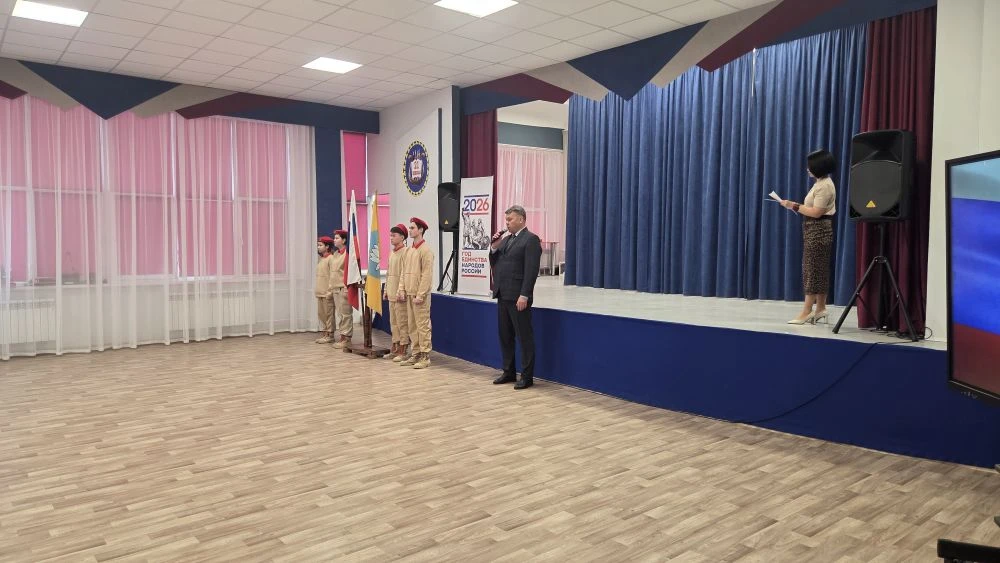 🎭 Доброе утро, друзья!  На этой неделе наша линейка была посвящена волшебному миру театра! Мы начали