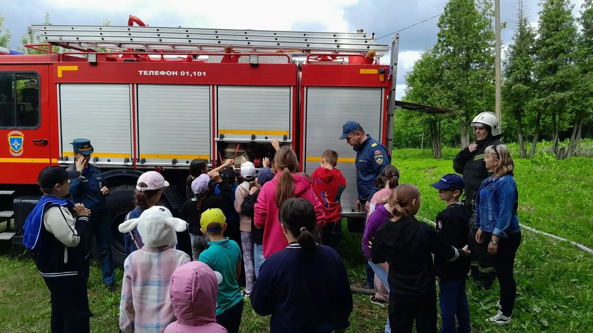 🚒 Знакомство с одной из самых героических и важных профессий состоялось в пришкольном лагере «Лето.