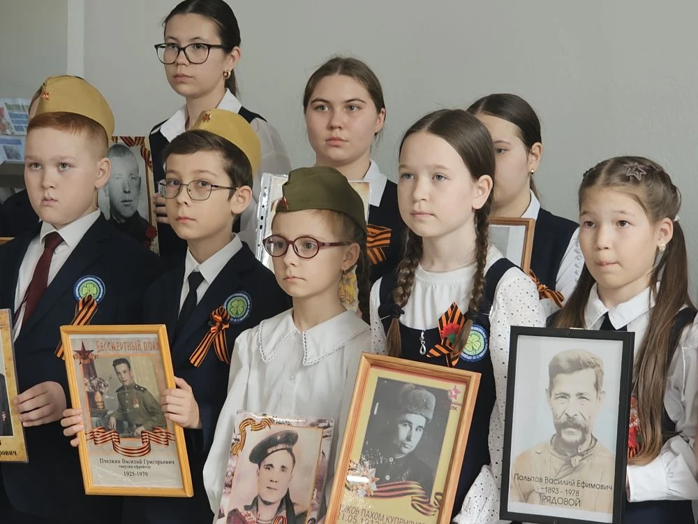 Сегодня МБОУ «СОШ №56» г.Чебоксары встала в ряд "Бессмертного полка" с портретами родственников - уч