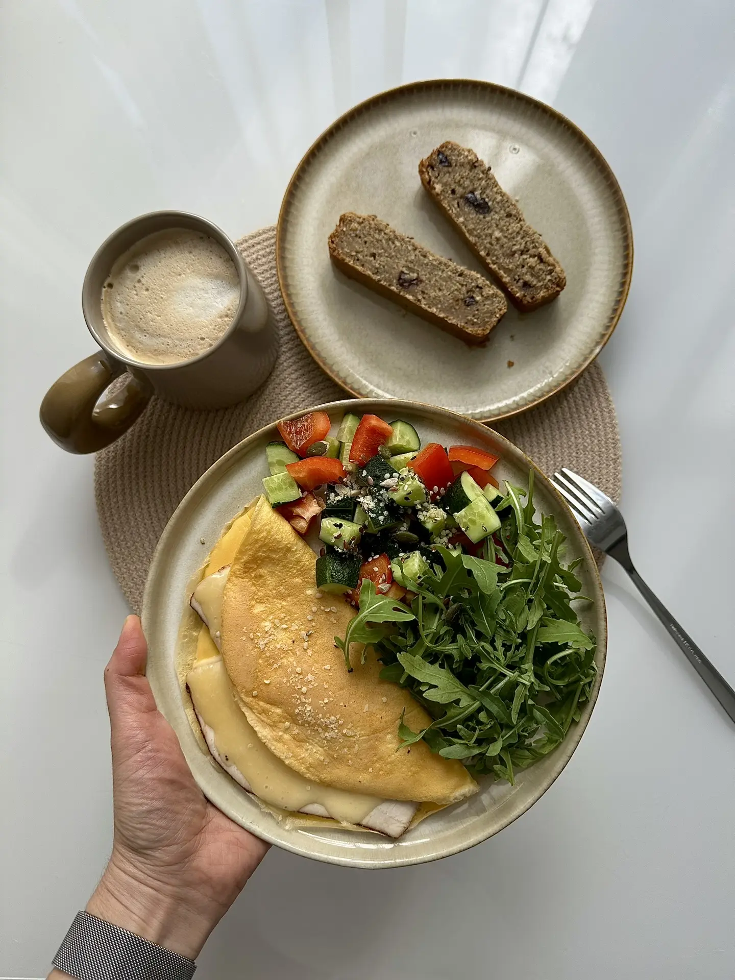Вкусное доброутреннее было такое ❤

— яичный блинчик с пастромой из индейки и сыром

Этот легкий сыр