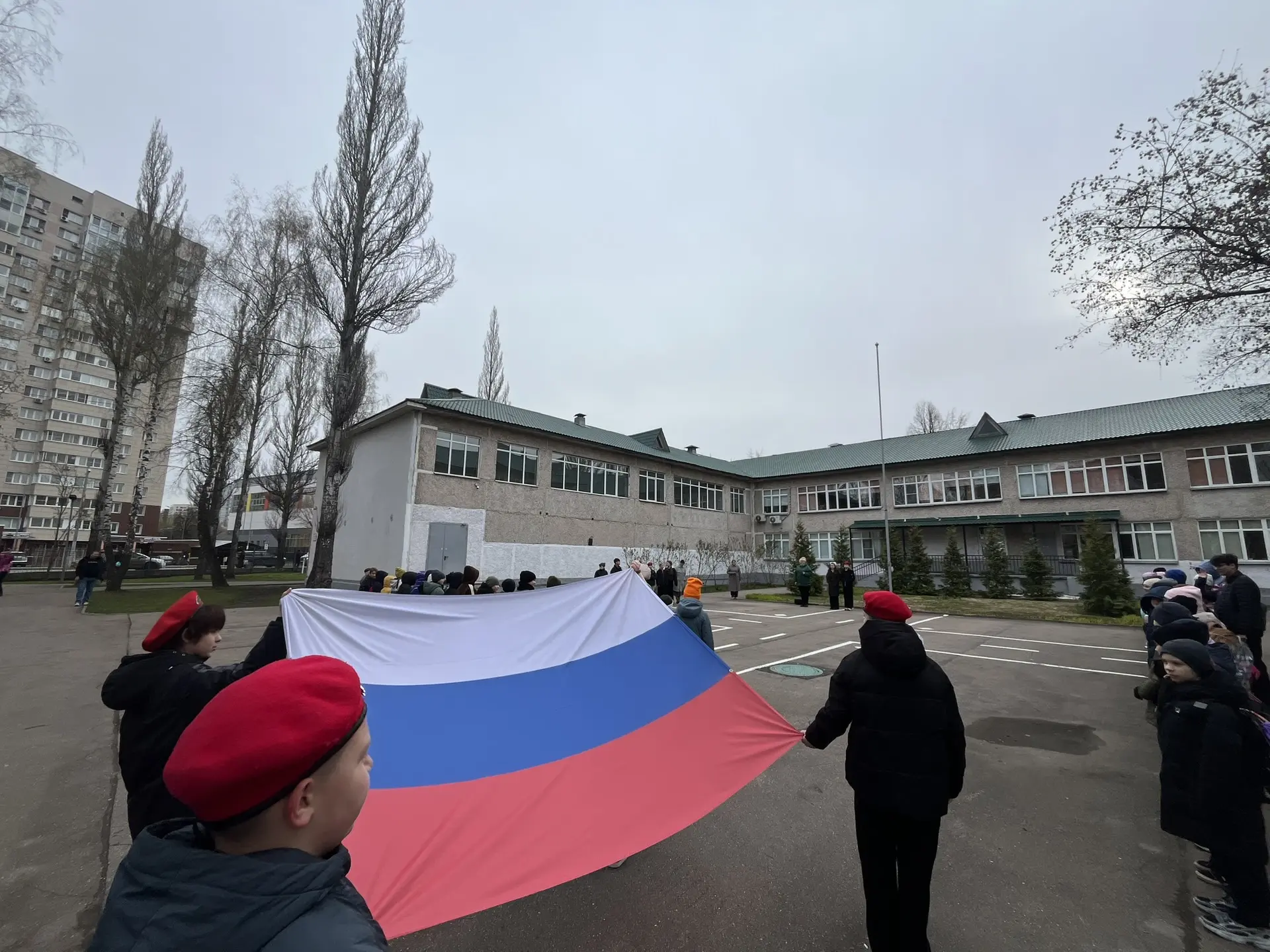 🇷🇺Церемония поднятия Государственного флага Российской Федерации  Традиционно начинаем учебную недел