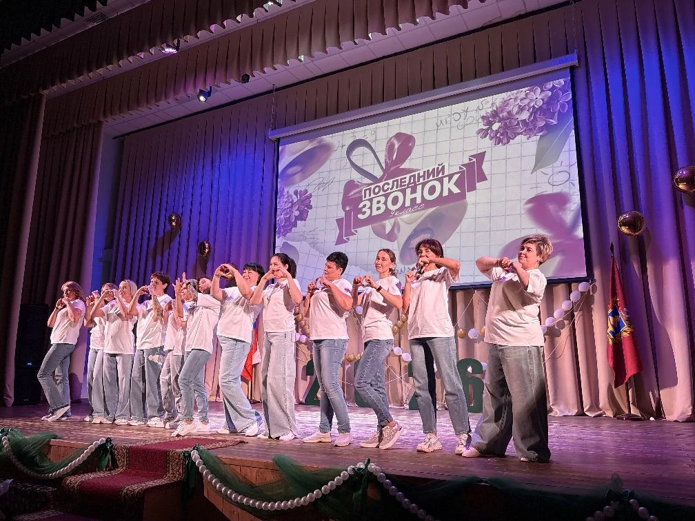 🔔 Прощание с детством: последний звонок для наших 9-х классов!   Сегодня наша школа наполнилась особ