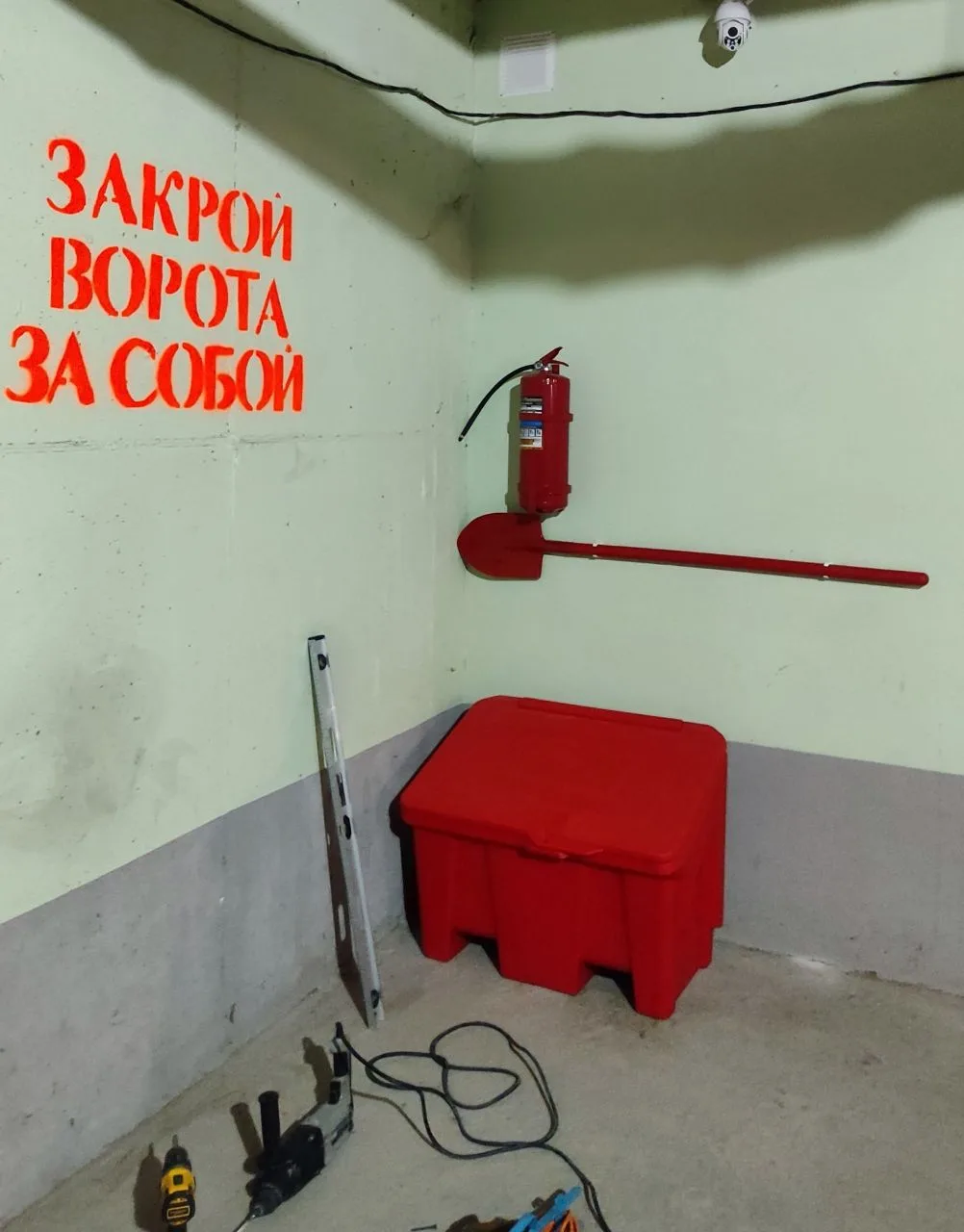 В цокольном этаже  многоквартирного дома Савицкого 11а оборудовали пожарный уголок согласно регламен