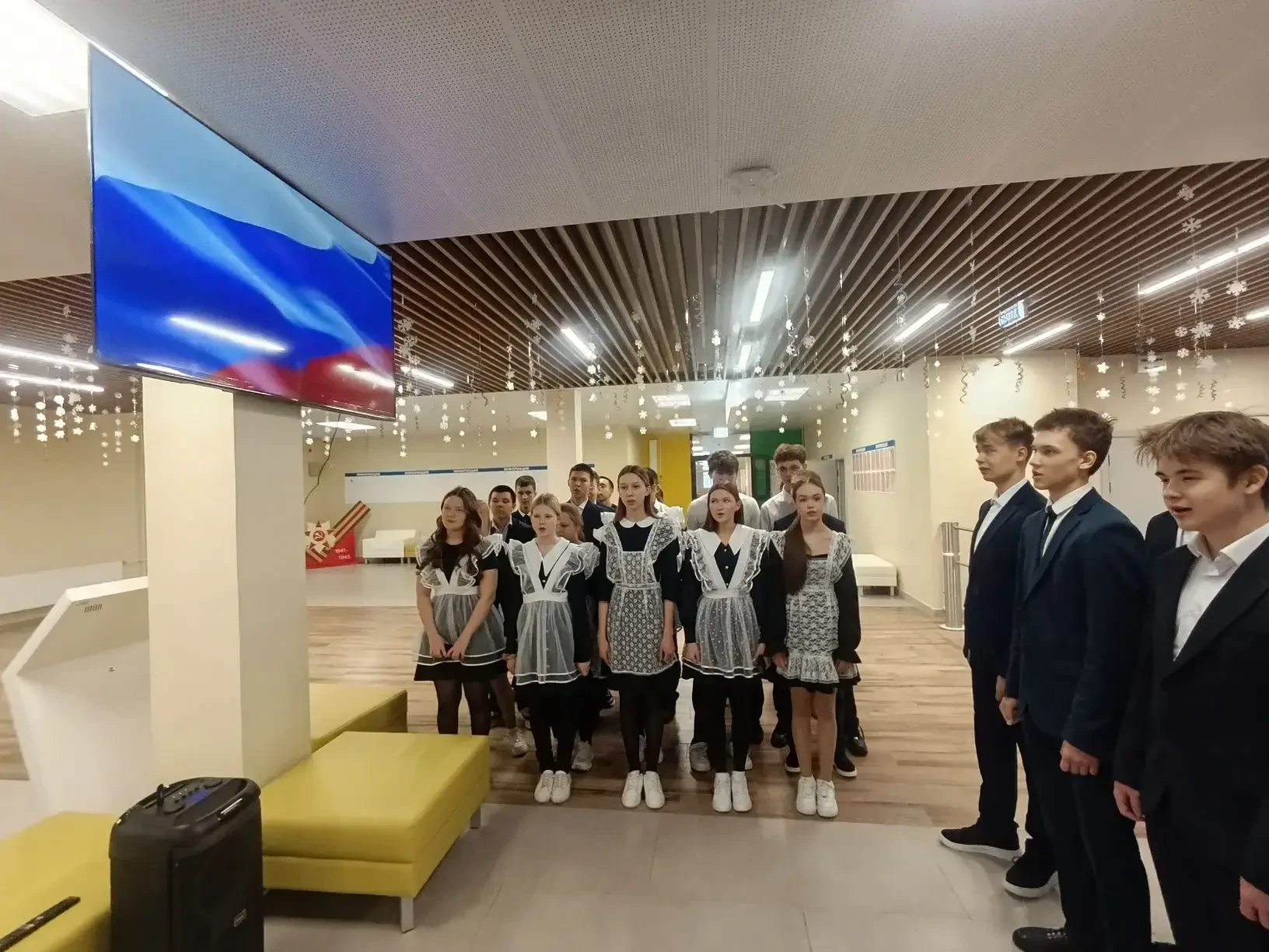 🇷🇺Утро понедельника в школе началось с торжественной линейки, церемонии выноса флага и исполнения ги