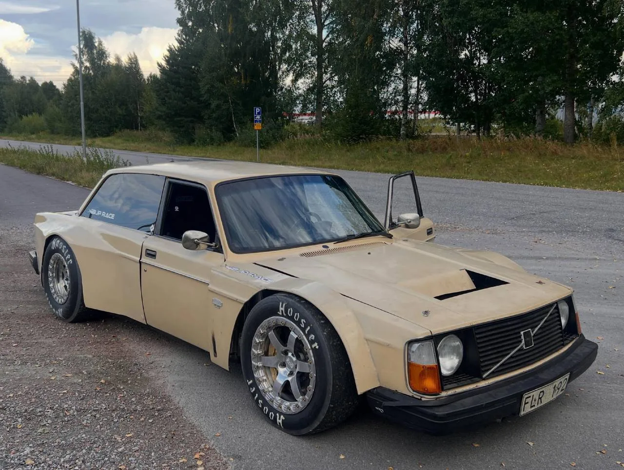 Старый Volvo 240 превратили в настоящего зверя— энтузиаст запихнул в седан 1975 года ср...