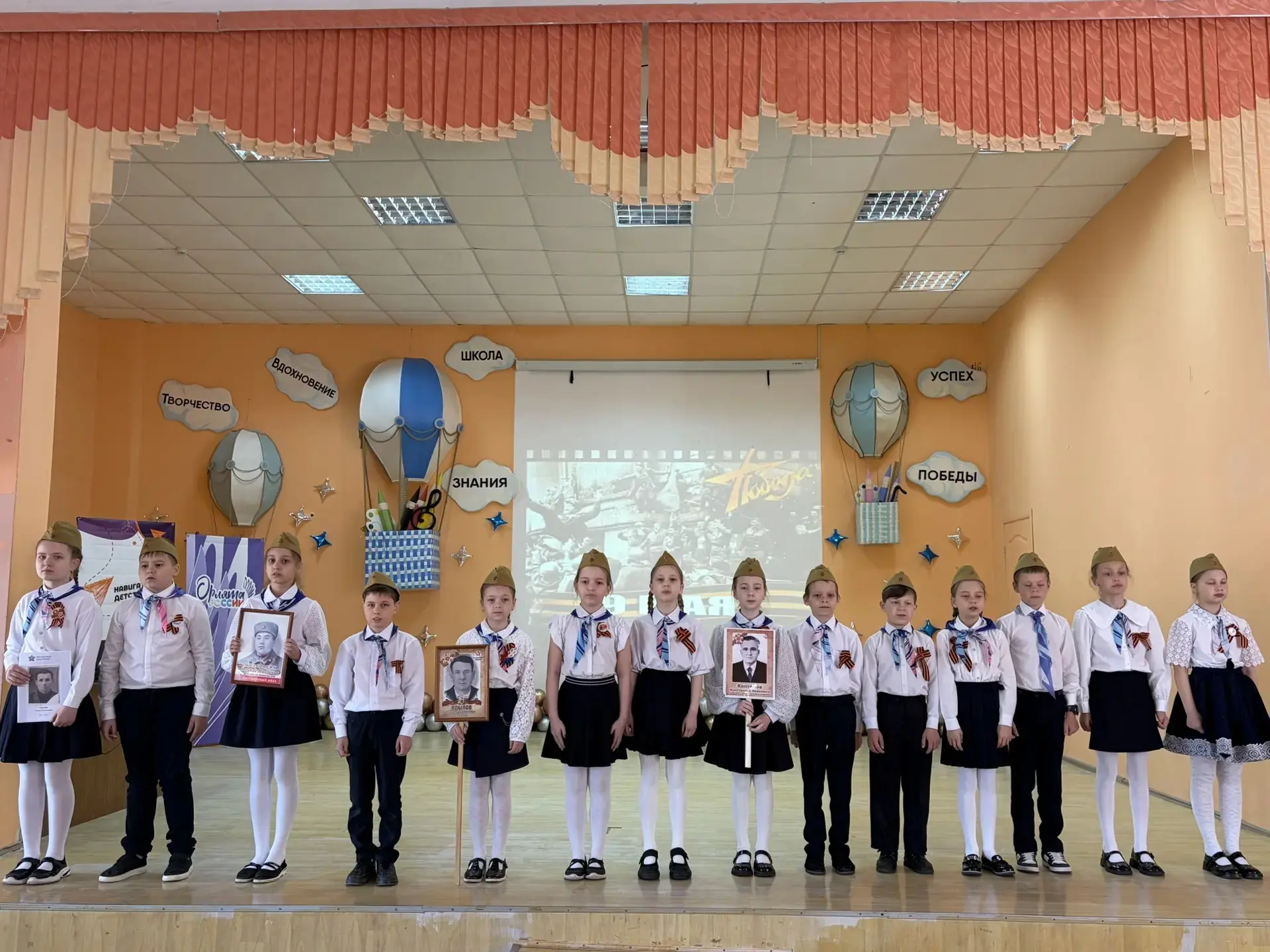 🌟 Память, которая объединяет  Сегодня в школе царила атмосфера уважения и гордости. 🎖️ На линейке, п