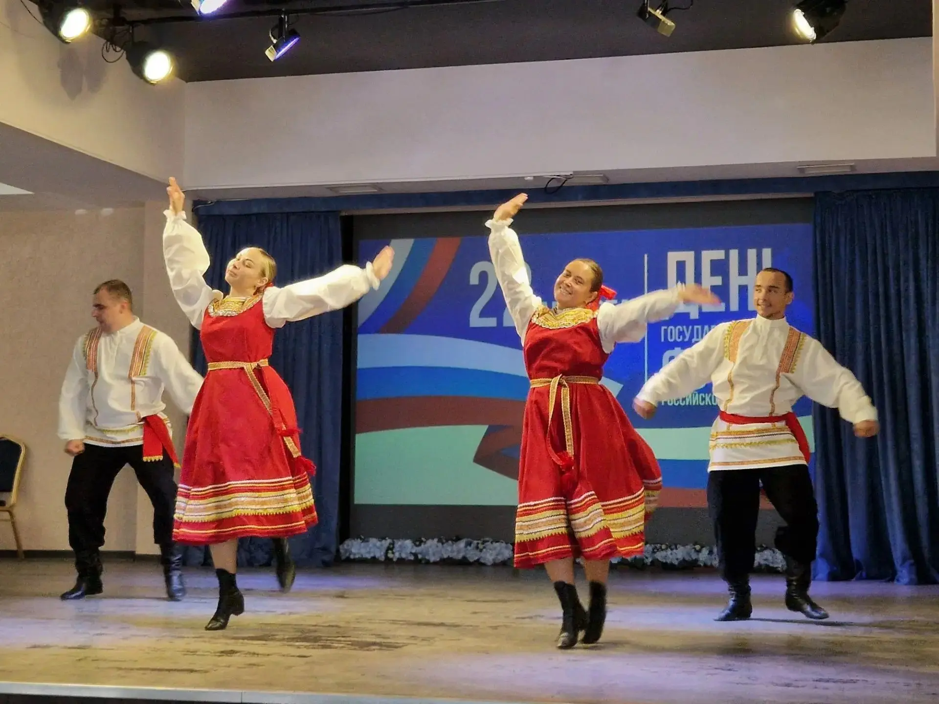 🎶Музыка, танцы и сладкие сюрпризы: в Центре реабилитации отметили День Государственног...