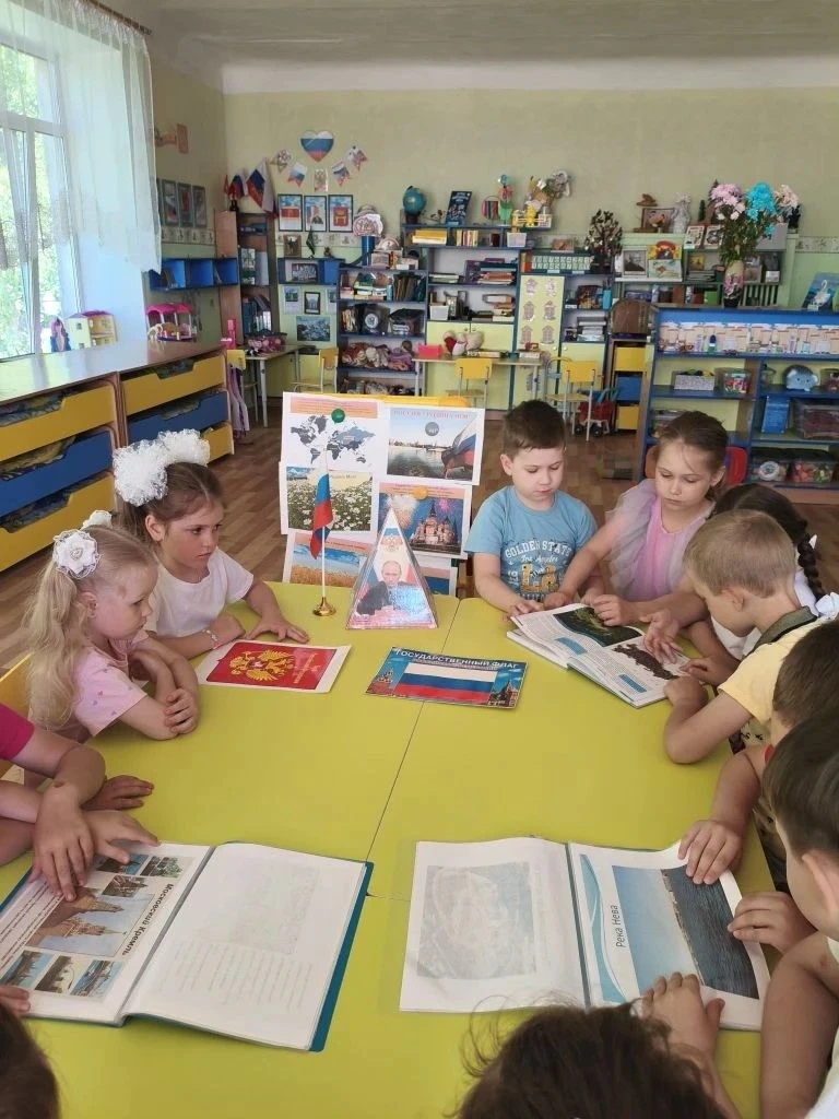 ✨ Творчество с душой: знакомимся с Россией и матрёшкой! ✨
В преддверии праздника в Детском саду №4  