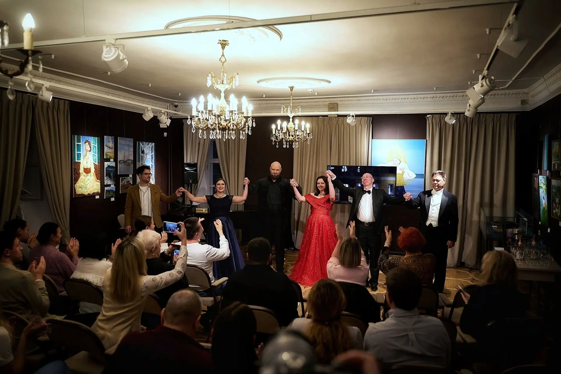 🥂 Мы пересматриваем фотографии с нашего юбилейного концерта, которые прислал нам Павел...