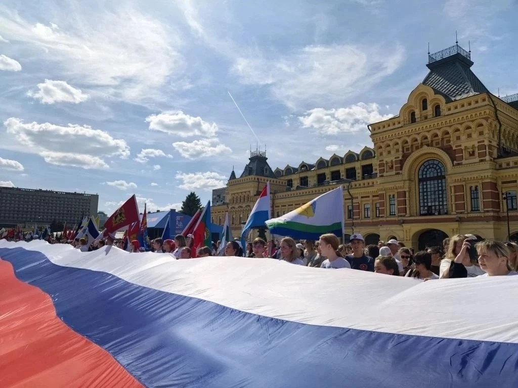 🇷🇺Нижегородцы развернули 100-метровый триколор на Ярмарочной площади в честь Дня России

Подпишите