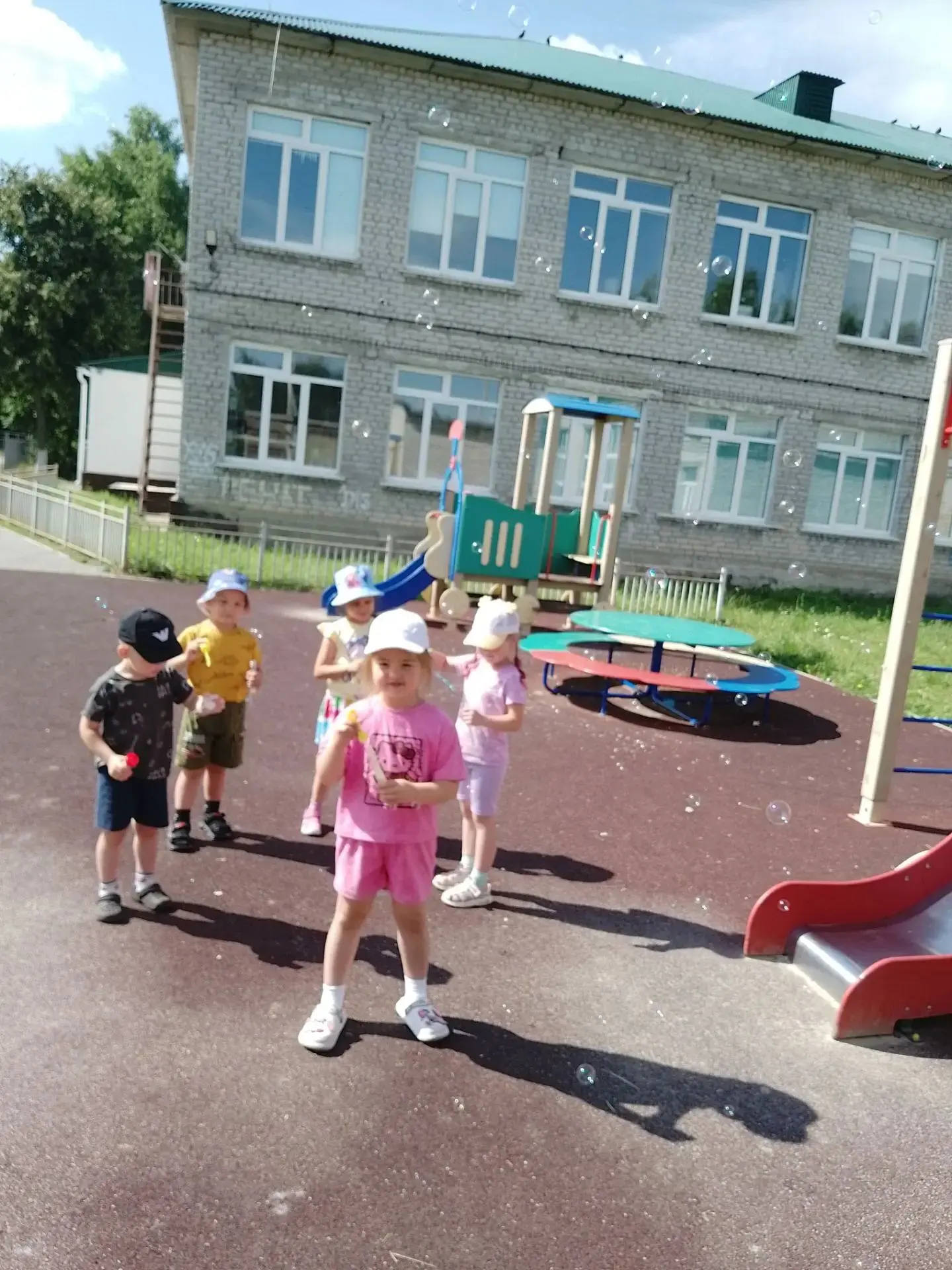 День мыльных пузырей:море радости и волшебства! Сегодня в нашем детском саду царили смех, восторг и 