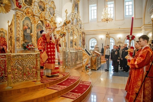 В Светлое Христово Воскресение на Пасхальной вечерне в Спасо-Вознесенском соборе Ульяновска митропол