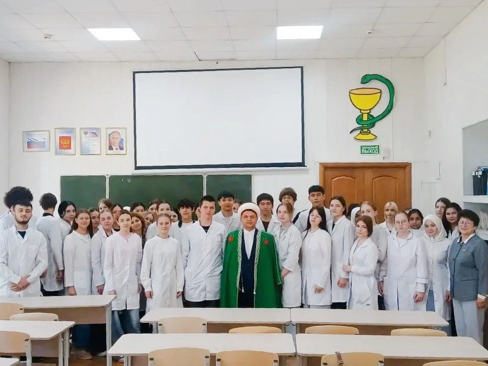 👨‍👩‍👧‍👦 В Оренбургском медицинском колледже состоялась встреча студентов с председателем Духовно