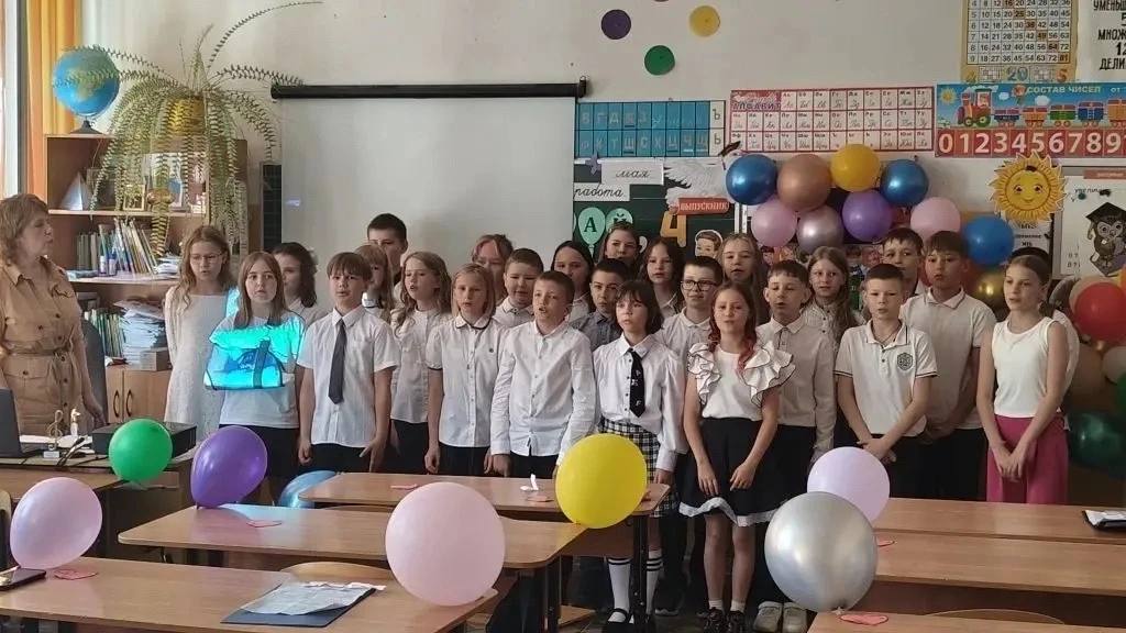 В 4 "А" классе прошел долгожданный выпускной! 🎉 Ребята с волнением отмечали завершение...