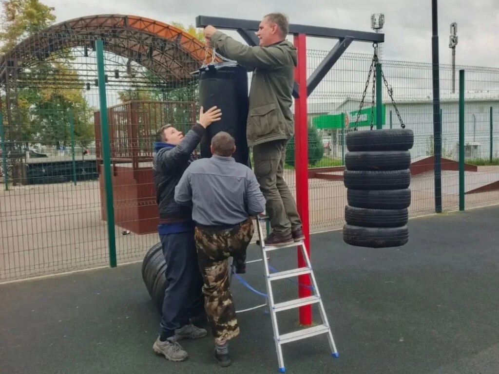🥊 В сквере за ДК «Сортировка» появилась настоящая боксёрская груша!