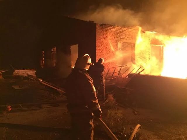 В Шахтах произошел пожар в двухквартирном доме