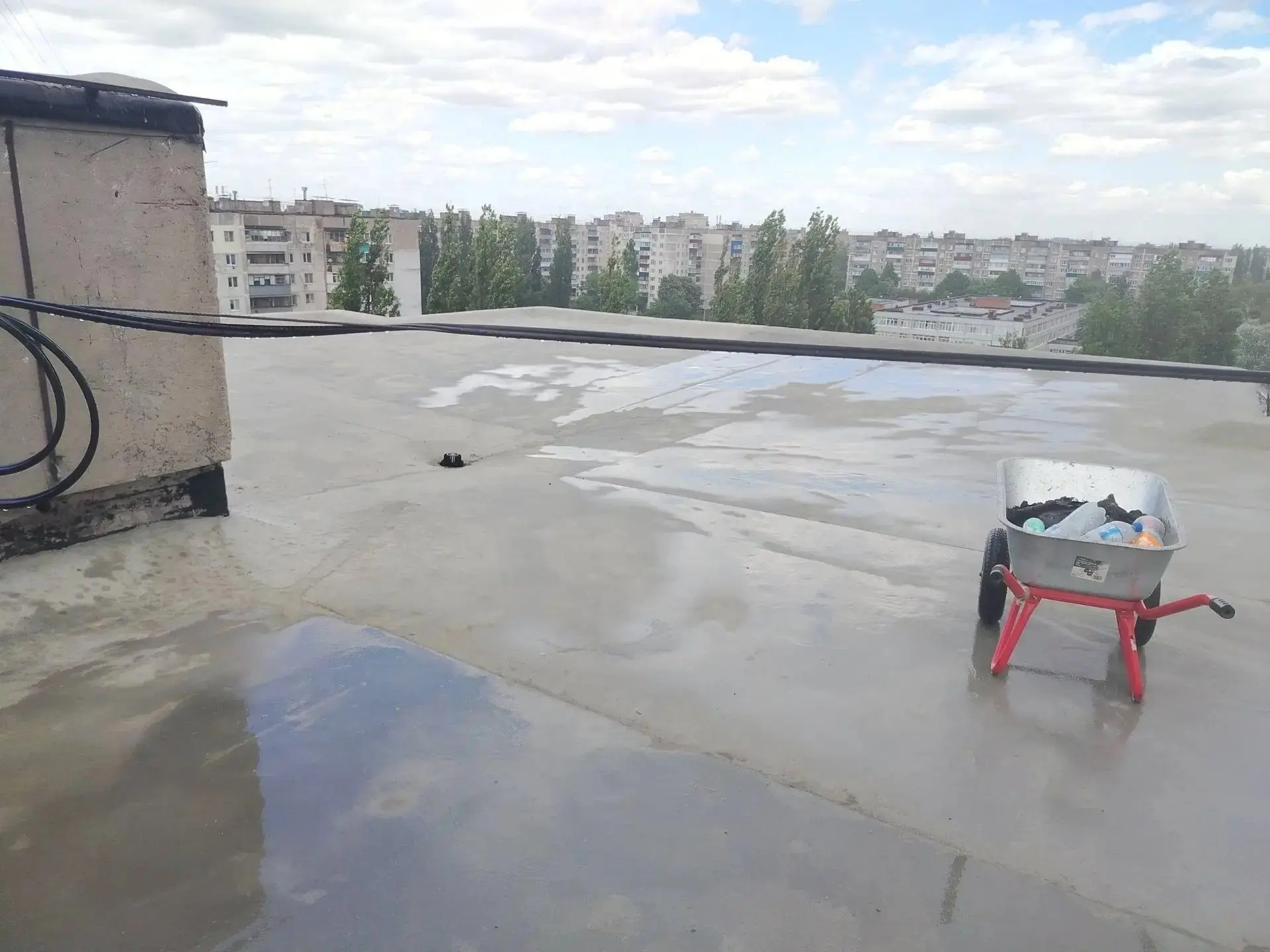 Продолжается выполнение работ по капитальному ремонту крыши многоквартирного дома по адресу: г. Курс