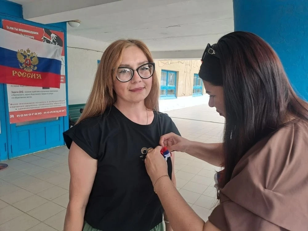 Волонтёры культуры села Николина Балка провели патриотическую акцию "Российский триколор", посвящённ