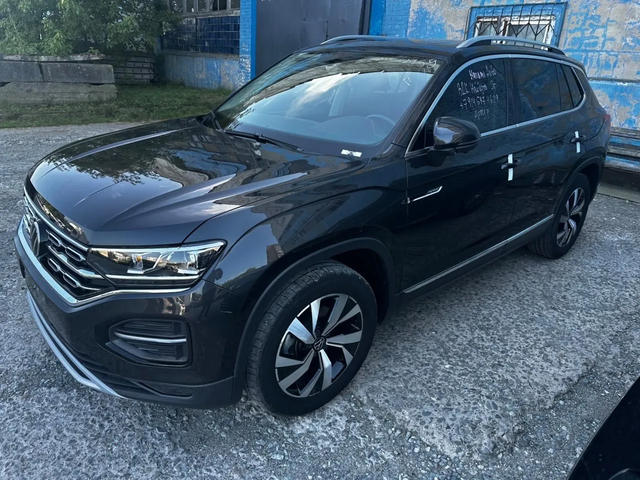 Прошли таможню во Владивостоке, ждём очередь на автовоз до СПб 👍