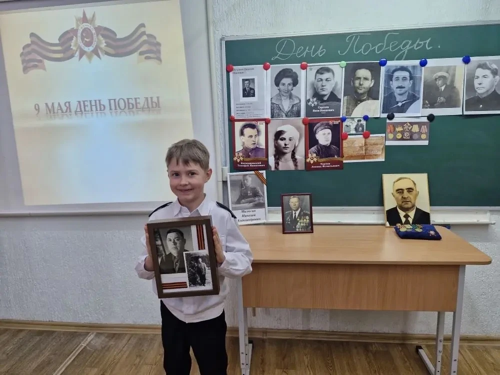 Слёзы на глазах и гордость в сердце. ❤️  Сегодня в 1 «Д» прошёл классный час, посвящённый великому Д