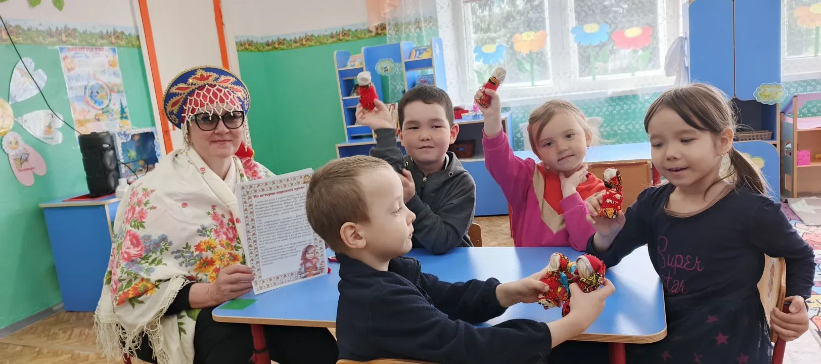 14 мая в России отмечается День народной куклы.
  Кукла – первая среди игрушек, которая известна с г
