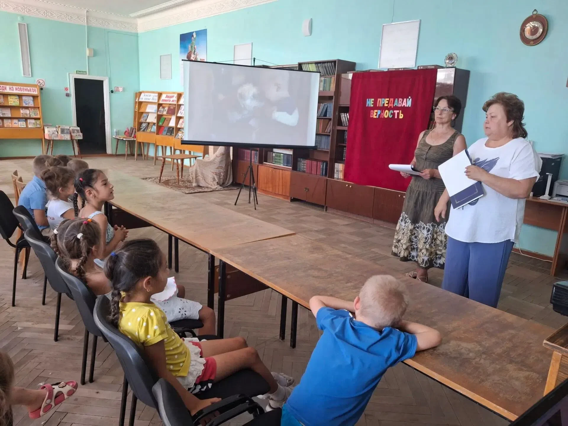 В преддверии Всемирного Дня защиты бездомных животных работники КДЦ пригласили в гости ...