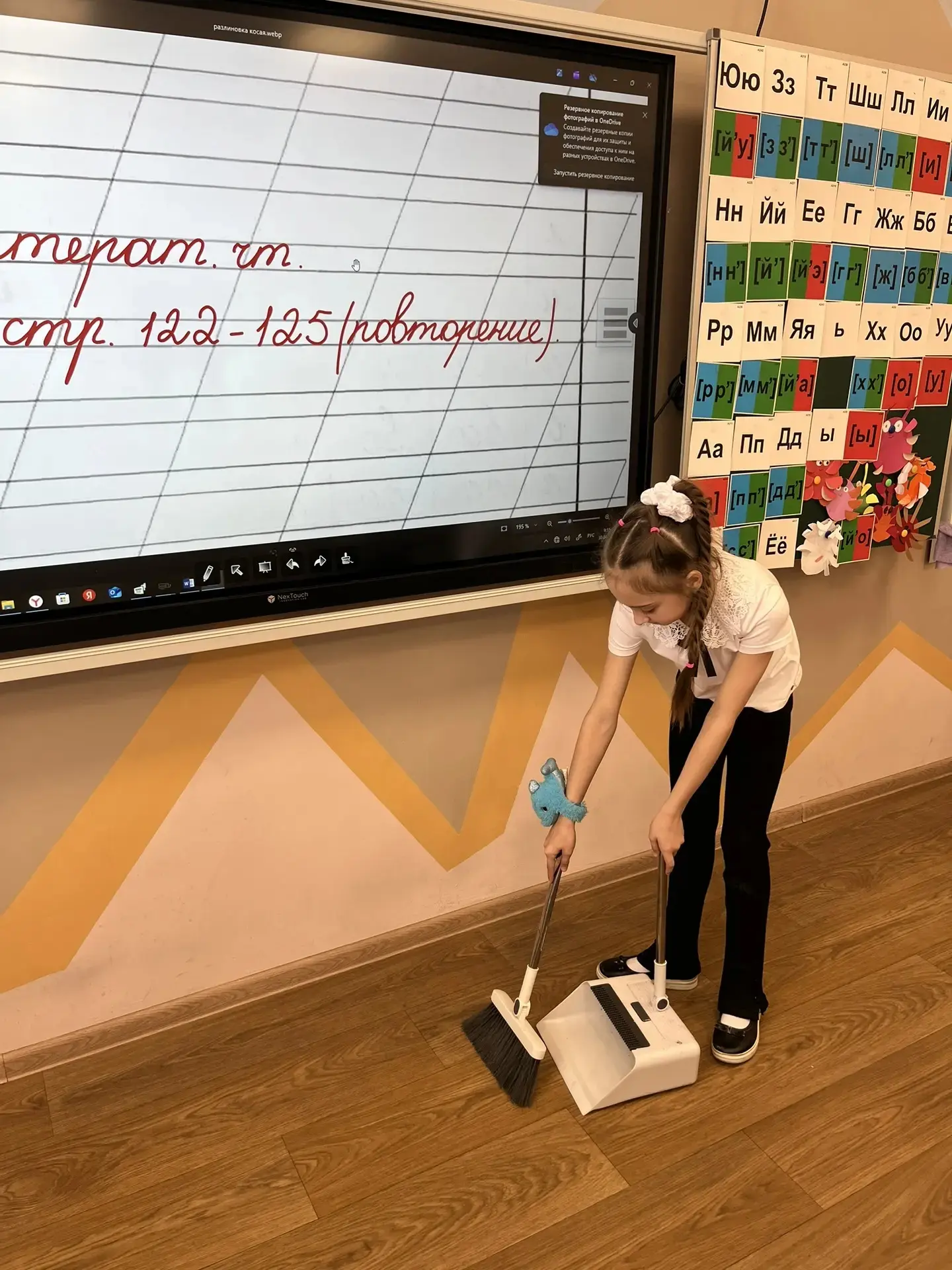 🌸Учащиеся начальных классов вчера приняли участие в еженедельной школьной акции "Чистый четверг".   