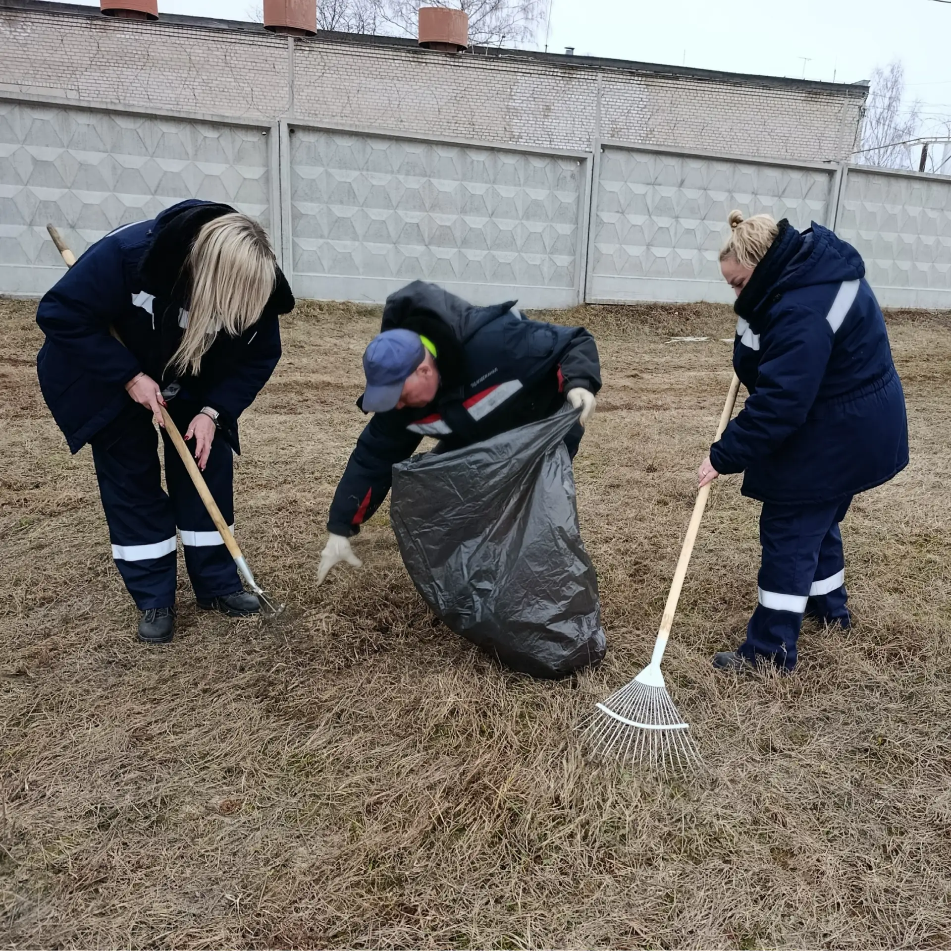 ✅ В Кирове, с наступлением тепла и таянием снега, сотрудники МУП «Водоканал» начали убо...