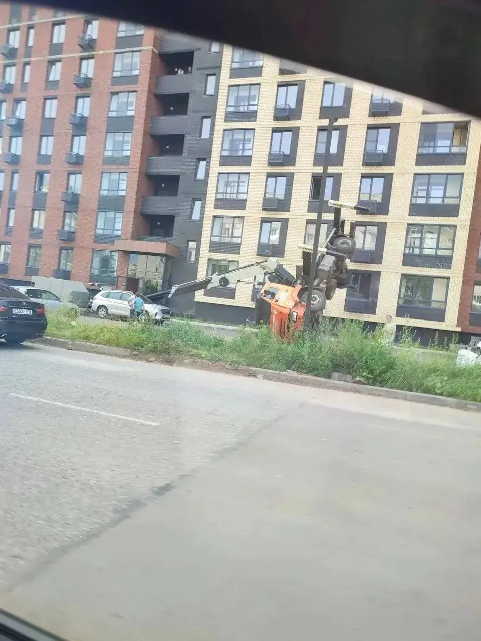 В Глазове на улице Пехтина перевернулась автовышка

Предварительно, около дома ведутся работы по рем