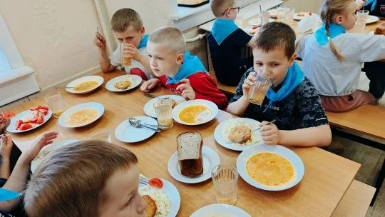 В нашем школьном лагере «Солнышко» — просто рай,
Кухня здесь — загляденье, так и знай! 🍓Повара колд