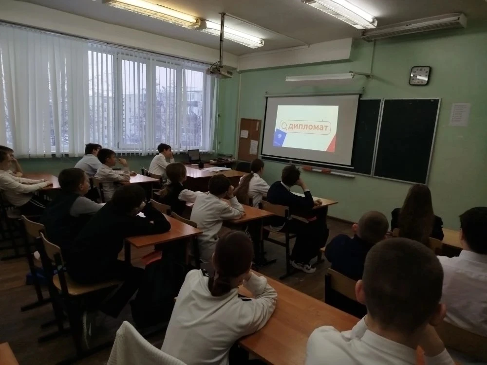 📌Утро понедельника 9 февраля 2026 года в школе традиционно началось с торжественной линейки, церемон
