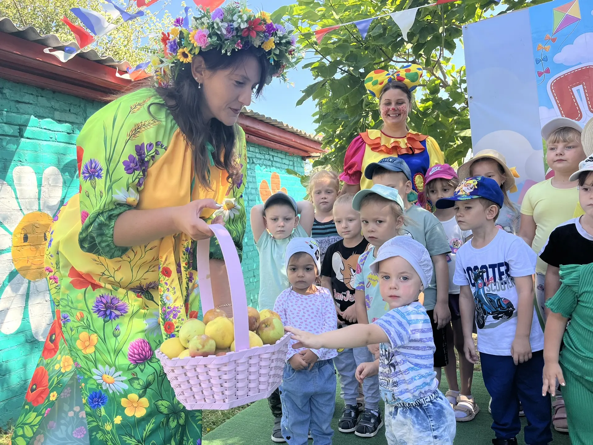 Сегодня в детском саду состоялось трогательное прощание с летом! Ребята с радостью игра...