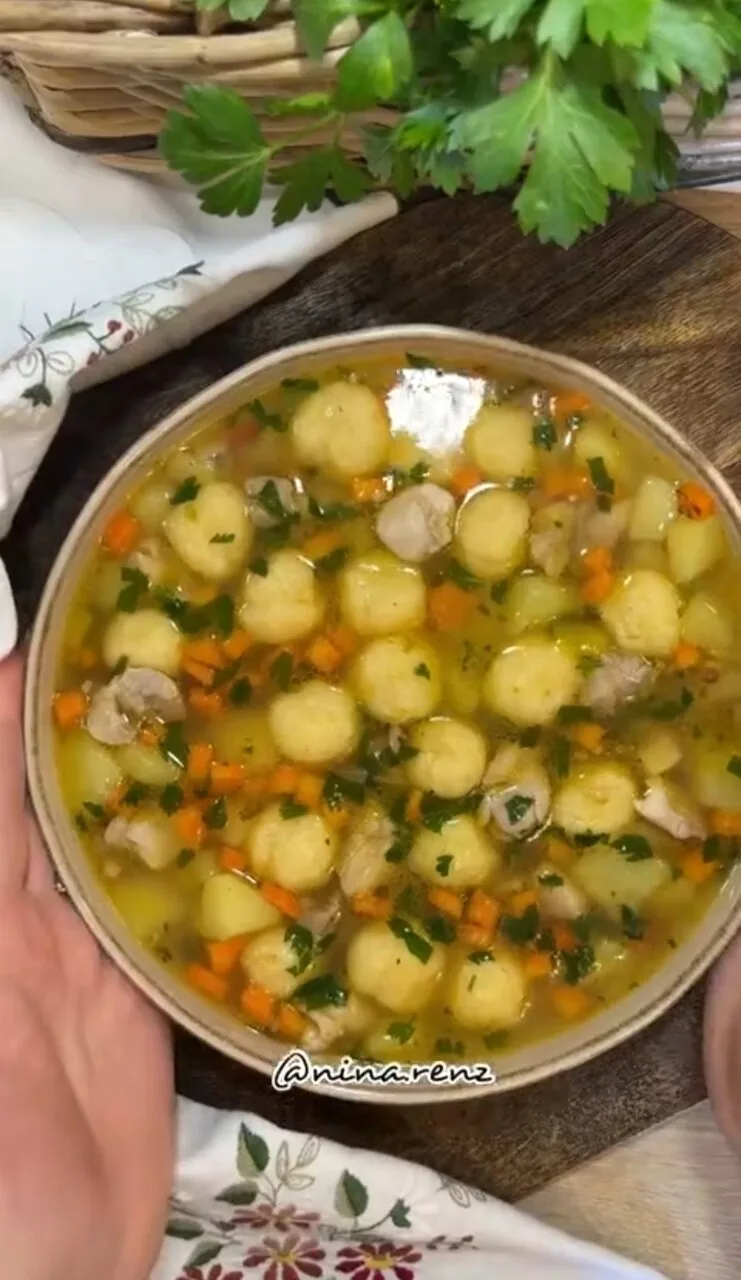 🥣 Ароматный суп с нежными сырными шариками.