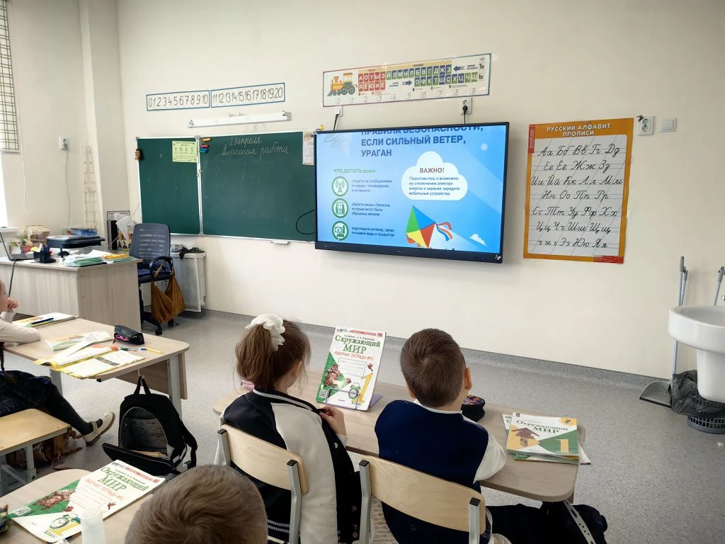 Сегодня ученики 1И класса прослушали инструктаж на тему: "Сильный ветер".  Теперь они знают, что во 