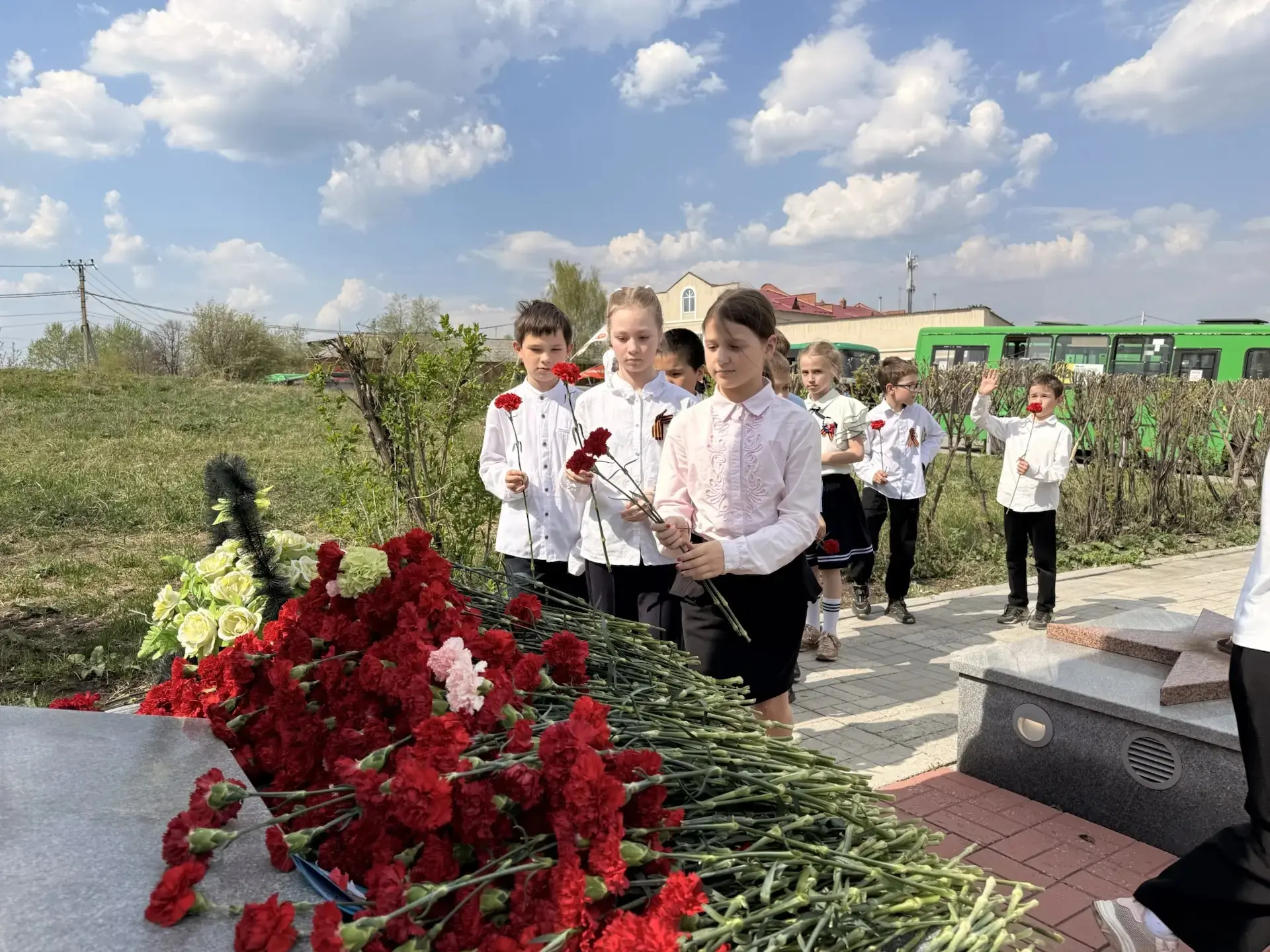 🌹 Сегодня обучающиеся нашей школы (корпус на Феофанова) собрались, чтобы отдать дань памяти и уважен