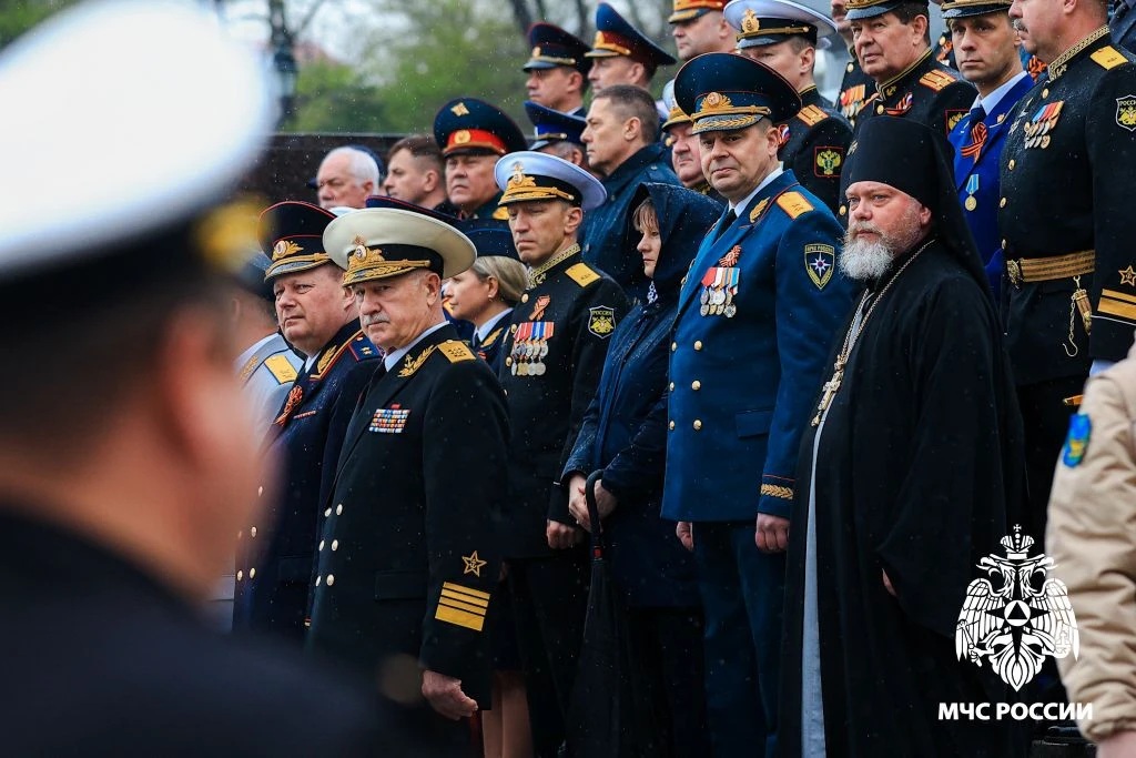 У Вечного огня — в знак памяти и благодарности  На Корабельной Набережной у Вечного огня мемориала «